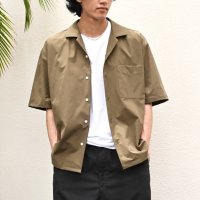 開襟シャツ