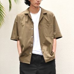 開襟シャツ
